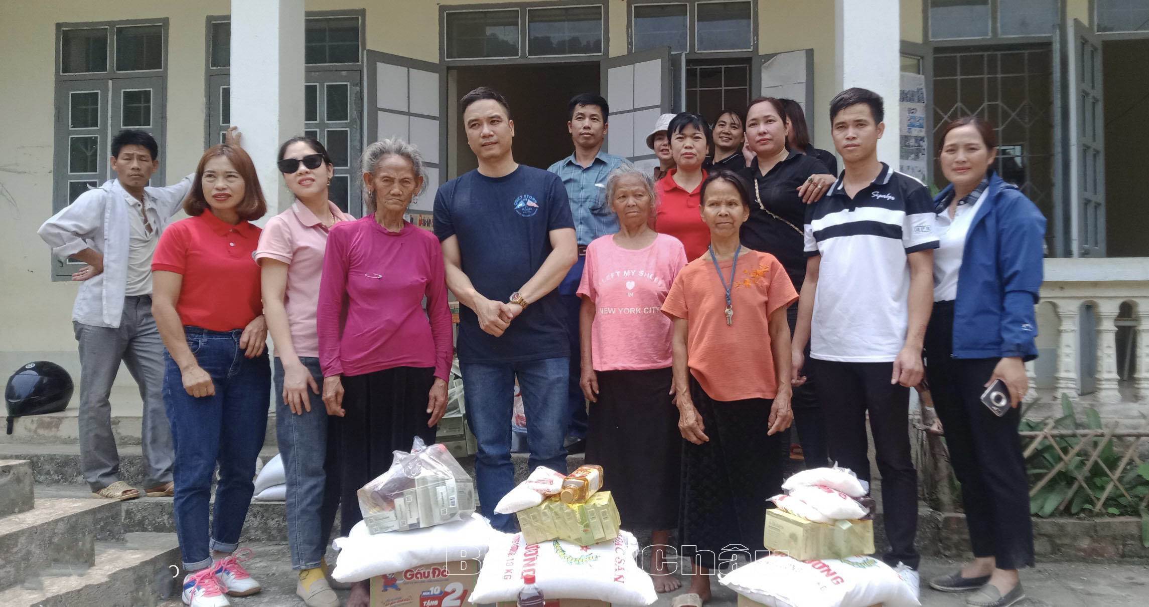 tặng quà người dân